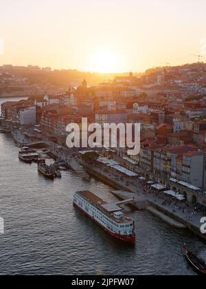 Vista sopraelevata del quartiere di Ribeira e del fiume Douro a Porto, Portogallo. Le barche sono ormeggiate nel porto. Foto Stock
