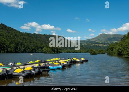 Lago Chambon. Massiccio del Sancy sullo sfondo, dipartimento del Puy de Dome. Parco Nazionale dei Vulcani d'Alvernia. Auvergne Rodano Alpi. Francia Foto Stock