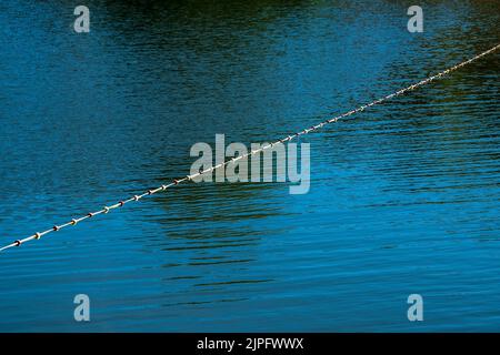 Primo piano di scherma galleggianti in mare di giorno Foto Stock