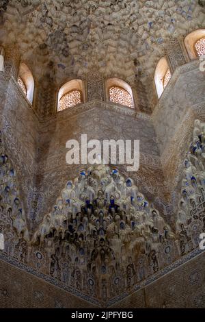 Soffitto ornamentale e pareti in palazzi Nasrid nel palazzo dell'Alhambra Granada, Andalusia, Spagna, dettagli architettonici Foto Stock