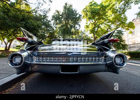 Washington, Stati Uniti. 07th ago, 2022. Una Cadillac Sedan de Ville del 1959, nota per le sue pinne e le luci di posizione, è parcheggiata e pronta per l'uso. Si tratta di una delle oltre 20 auto e camion antichi utilizzati nel film, 'Rustin', sull'attivista per i diritti civili Bayard Rustin. Il film è prodotto da Barack and Michelle Obama's Production Company, Higher Ground Productions,' e debutterà su Netflix nel 2023. Credit: SOPA Images Limited/Alamy Live News Foto Stock