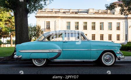 Washington, Stati Uniti. 07th ago, 2022. Un 1954 Chevrolet Bel Air è parcheggiato al di fuori della sede dell'Organizzazione degli Stati americani. L'auto è una delle più di 20 auto e camion antichi utilizzati nel film, 'Rustin', circa l'attivista per i diritti civili Bayard Rustin. Il film è prodotto da Barack and Michelle Obama's Production Company, Higher Ground Productions,' e debutterà su Netflix nel 2023. Credit: SOPA Images Limited/Alamy Live News Foto Stock