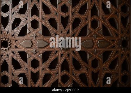 Esempio di ornamenti geometrici medievali su antiche porte di legno a Granada, Andalusia, Spagna Foto Stock