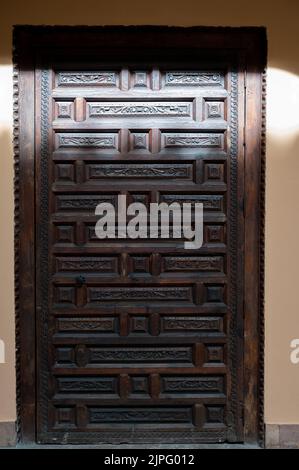 Esempio di ornamenti geometrici medievali su antiche porte di legno a Granada, Andalusia, Spagna Foto Stock