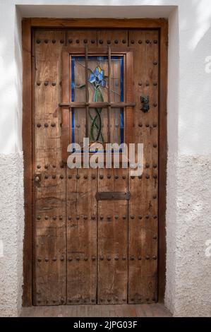 Esempio di ornamenti geometrici medievali su antiche porte di legno a Granada, Andalusia, Spagna Foto Stock