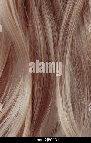 Capelli ricci marroni struttura closeup. Sfondo capelli marrone chiaro. Foto Stock