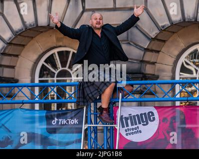 ROYAL MILE, EDIMBURGO, REGNO UNITO. 17th ago, 2022. REGNO UNITO. L'EDINBURGH FRIGE FESTIVAL È IN PIENO SVOLGIMENTO E LA FOLLA SI È ESIBATA OGGI NEL ROYAL MILE DI EDIMBURGO PER GUARDARE GLI ARTISTI DI STRADA E GLI SPETTACOLI IN AZIONE. Pete Anderson esegue oggi il suo atto sul Royal Mile. PIC Credit: phil wilkinson/Alamy Live News Foto Stock