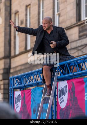 ROYAL MILE, EDIMBURGO, REGNO UNITO. 17th ago, 2022. REGNO UNITO. L'EDINBURGH FRIGE FESTIVAL È IN PIENO SVOLGIMENTO E LA FOLLA SI È ESIBATA OGGI NEL ROYAL MILE DI EDIMBURGO PER GUARDARE GLI ARTISTI DI STRADA E GLI SPETTACOLI IN AZIONE. Pete Anderson esegue oggi il suo atto sul Royal Mile. PIC Credit: phil wilkinson/Alamy Live News Foto Stock