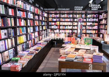 Berlino, Germania. 11th ago, 2022. Libri inglesi su filosofia, psicologia e scienza sono in vendita presso il grande magazzino culturale Dussmann. Credit: Jens Kalaene/dpa/Alamy Live News Foto Stock