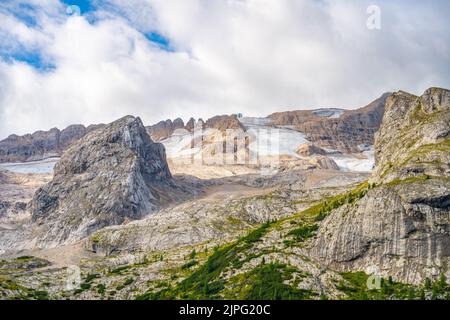 Panorama di Marmolada montagna con ghiacciaio Foto Stock