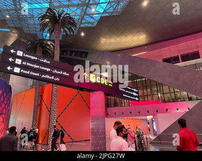 Aeroporto Internazionale di Hamad corsia direzionale del cancello di partenza Foto Stock