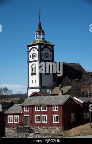 Una chiesa ottagonale in pietra imbiancata fu costruita nel 1784 a Røros, città mineraria con storici edifici in legno nella Norvegia centrale. Foto Stock