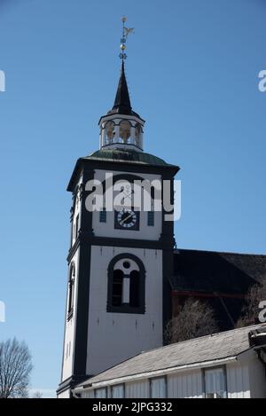 Una chiesa ottagonale in pietra imbiancata è stata costruita nel 1784 a Røros, città mineraria con storici edifici in legno nella parte sud del cen Foto Stock