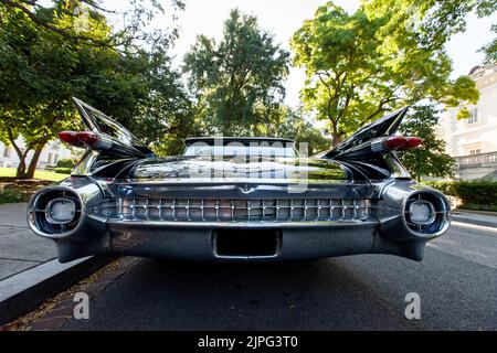 Washington, Stati Uniti. 7th ago, 2022. Una Cadillac Sedan de Ville del 1959, nota per le sue pinne e le luci di posizione, è parcheggiata e pronta per l'uso. È una delle oltre 20 auto e camion antichi utilizzati nel film, ''Rustin, '' circa l'attivista per i diritti civili Bayard Rustin. Il film è prodotto dalla società di produzione Barack and Michelle Obama, Higher Ground Productions, '' e debutterà su Netflix nel 2023. (Credit Image: © Allison Bailey/SOPA Images via ZUMA Press Wire) Foto Stock