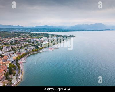 Italia, 2022 agosto: Vista panoramica di Desenzano del Garda in provincia di Brescia Lombardia Foto Stock