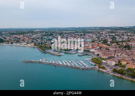 Italia, 2022 agosto: Vista panoramica di Desenzano del Garda in provincia di Brescia Lombardia Foto Stock