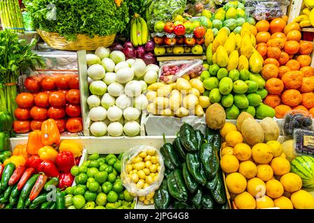 Frutta e verdura varie sono vendute al mercato Coyoacan a Città del Messico, Messico Foto Stock