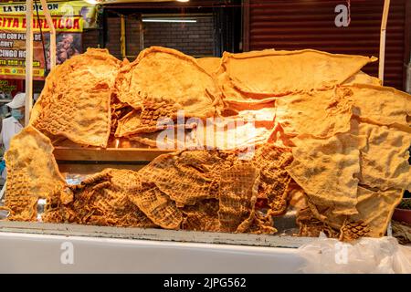 Chicharrones di maiale al mercato di Coyoacan a Città del Messico, Messico Foto Stock