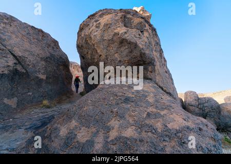 Escursionista nel City of Rocks state Park a Sunset, New Mexico, USA Foto Stock
