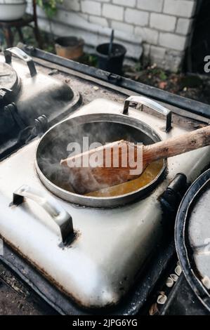 Cucina in cucina durante la guerra in Ucraina, condizioni durante la guerra, pasti caldi per l'esercito. Foto Stock