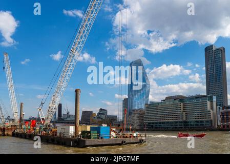 Lavori di costruzione in corso vicino a Blackfriars Bridge di Londra per il Thames Tideway Tunnel super sewer sotto-costruzione sotto il Tamigi. Argine Foto Stock