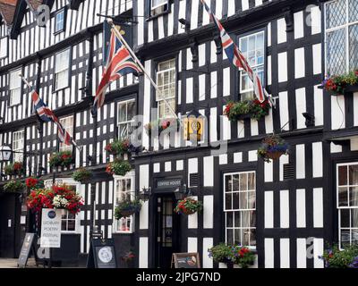 Il Feathers Hotel è un edificio incorniciato in legno sulla High Street a Ledbury Herefordshire Inghilterra Foto Stock