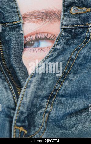 occhio delle donne dentro jeans blu Foto Stock