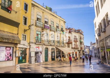 Strada con pavimento piastrellato nel centro di Lisbona, Portogallo Foto Stock