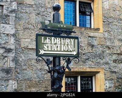 Vecchia stazione GWR cartello presso le Almshouses sulla High Street in Ledbury Herefordshire Inghilterra Foto Stock