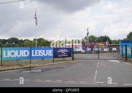 A CLOSED Liquid Leisure, vicino a Windsor, Berkshire. Il padre sconvolto di una ragazza che è morta dopo essere scomparsa al parco acquatico ha parlato della sua 'lotta per la verità' su quello che sarebbe stato il suo 12th ° compleanno. Kyra Hill sognava di giocare a calcio per la squadra femminile del Manchester United prima della tragedia di Liquid Leisure, nei pressi di Windsor, Berkshire, il 6 agosto. I servizi di emergenza sono stati chiamati a 3,55pm e Kyra è stato trovato subito dopo 5,10pm e si è precipitata al Wexham Park Hospital, dove è morta. Data immagine: Giovedì 18 agosto 2022. Foto Stock