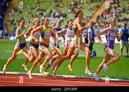 Monaco, Germania. 18th ago, 2022. MUNCHEN, GERMANIA - AGOSTO 18: Jerneja Smonkar di Slovenia, Lovisa Lindh di Svezia, Gabija Galvydyte di Lituania, Hedda Hynne di Norvegia, Anna Wielgosz di Polonia, Christina Hering della Germania e Jemma Reekie della Gran Bretagna in gara per la 800m femminile ai Campionati europei di Monaco 2022 all'Olympiastadion il 18 agosto 2022 a Monaco (Photo by Andy Astfalck/BSR Agency) Credit: Orange Pics BV/Alamy Live News Foto Stock