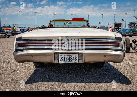 Libano, TN - 13 maggio 2022: Vista posteriore in prospettiva bassa di un Buick Skylark Convertibile 1965 ad una fiera automobilistica locale. Foto Stock