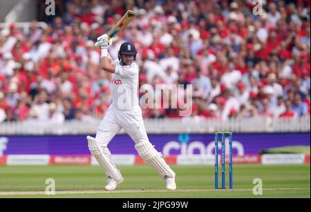 Stuart inglese che batte a tutto campo durante il secondo giorno della prima partita di test LV= Insurance a Lord's, Londra. Data immagine: Giovedì 18 agosto 2022. Foto Stock