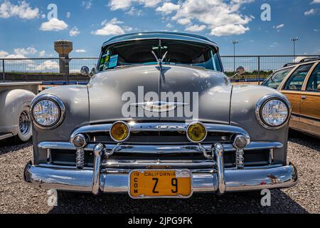 Lebanon, TN - 13 maggio 2022: Vista frontale in prospettiva bassa di una Chevrolet Sedan consegna 1950 ad una fiera di automobili locale. Foto Stock