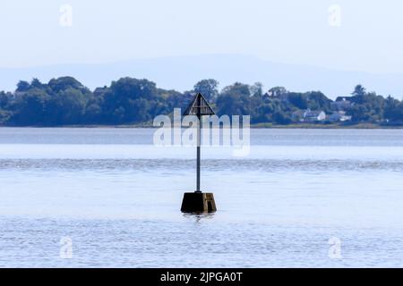 Indicatore di profondità dell'acqua all'estuario del Solway Firth con bassa marea Foto Stock