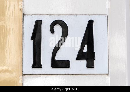 Numero centoventiquattro all'ingresso dell'edificio Foto Stock