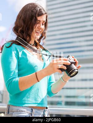 Studenti adolescenti, un buon colpo. Uno studente universitario che lavora sulle sue capacità fotografiche in un quartiere commerciale urbano. Da una serie di immagini correlate. Foto Stock