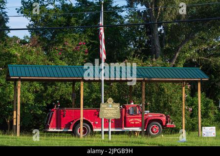 Fort Gaines, Georgia, USA - 13 agosto 2022: Camion di fuoco antico decorato con luci nel Blue Star Memorial per le forze armate a Fort Gaines. Foto Stock