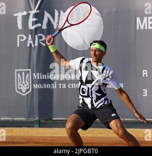 KIEV, UCRAINA - 7 SETTEMBRE 2021: Sergy STAKHOVSKY dell'Ucraina in azione durante l'ATP Challenger Kyiv gioco aperto contro Jelle SELS dei Paesi Bassi al Parco Tennis di Kiev a Kiev Foto Stock