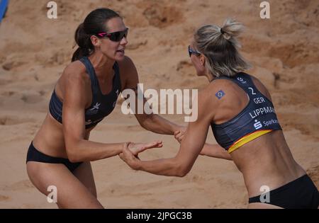 Monaco, Germania. 18th ago, 2022. Pallavolo/Spiaggia: Campionato europeo, Donne, Re Corte: Böbner/Verge-Depre (Svizzera) contro Walkenhorst/Lippmann (Germania). I giocatori tedeschi Louisa Lippmann (r) e Kira Walkenhorst si sono cinque l'uno con l'altro. Credit: Soeren Stache/dpa/Alamy Live News Foto Stock