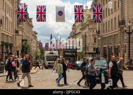 Una bella foto di bandiere britanniche appese in strada prima del Queen 70'th Jubilee a Londra Foto Stock