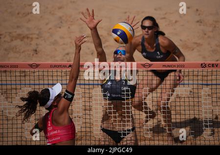 Monaco, Germania. 18th ago, 2022. Pallavolo/Spiaggia: Campionato europeo, Donne, Re Corte: Böbner/Verge-Depre (Svizzera) contro Walkenhorst/Lippmann (Germania). I giocatori tedeschi Louisa Lippmann (m) e Kira Walkenhorst (r) attendono un'uscita da Zoe Verge-Depre della Svizzera. Credit: Soeren Stache/dpa/Alamy Live News Foto Stock