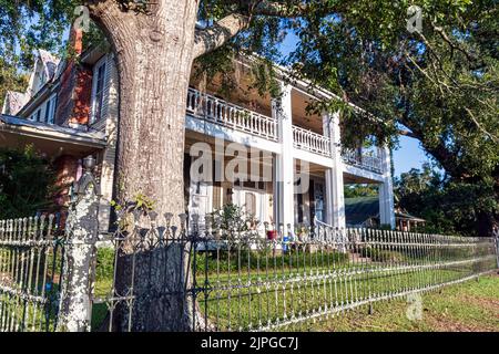 Fort Gaines, Georgia, Stati Uniti d'America - 13 agosto 2022: La storica Dill House costruita intorno al 1830 che è in tour a piedi a Fort Gaines, Georgia. Una volta la casa di Gen Foto Stock