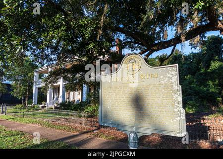 Fort Gaines, Georgia, Stati Uniti d'America - 13 agosto 2022: Marcatore storico di un sito di fronte alla Dill House costruita intorno al 1830 che è in tour a piedi a Fort Gain Foto Stock