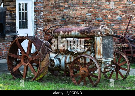 Fort Gaines, Georgia, USA - 13 agosto 2022: Trattore d'antiquariato con ruote in metallo in mostra al Suttons Corner Frontier Country Store Museum in centro Foto Stock