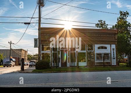 Fort Gaines, Georgia, USA - 13 agosto 2022: Tramonto sul Suttons Corner Frontier Country Store Museum in Washington Street, nel centro di Fort Gaine Foto Stock