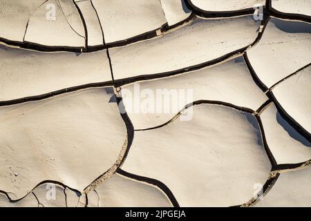 Modelli astratti di argilla secca in un letto di fiume asciutto. Fiume Swakop, Namibia, Africa Foto Stock