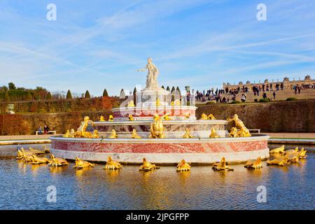 Fontana presso la Reggia di Versailles vicino a Parigi. Francia Foto Stock