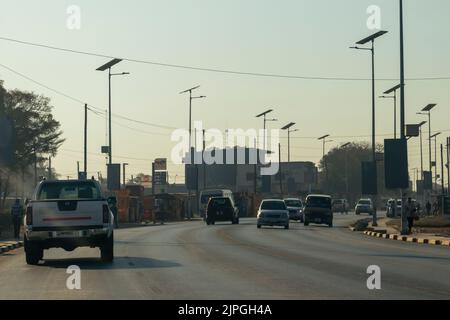 Traffico su Alick Nkhata Road a Lusaka, Zambia Foto Stock