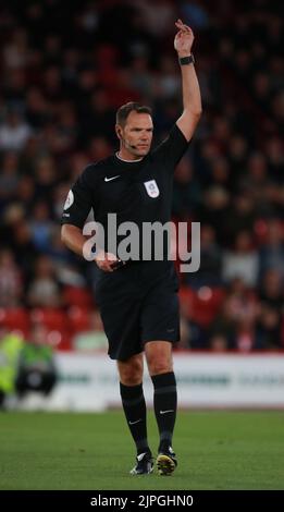 Sheffield, Regno Unito. 17th ago, 2022. L'arbitro James Linington durante la partita del campionato Sky Bet a Bramall Lane, Sheffield. Il credito per le immagini dovrebbe essere: Simon Bellis/Sportimage Credit: Sportimage/Alamy Live News Foto Stock